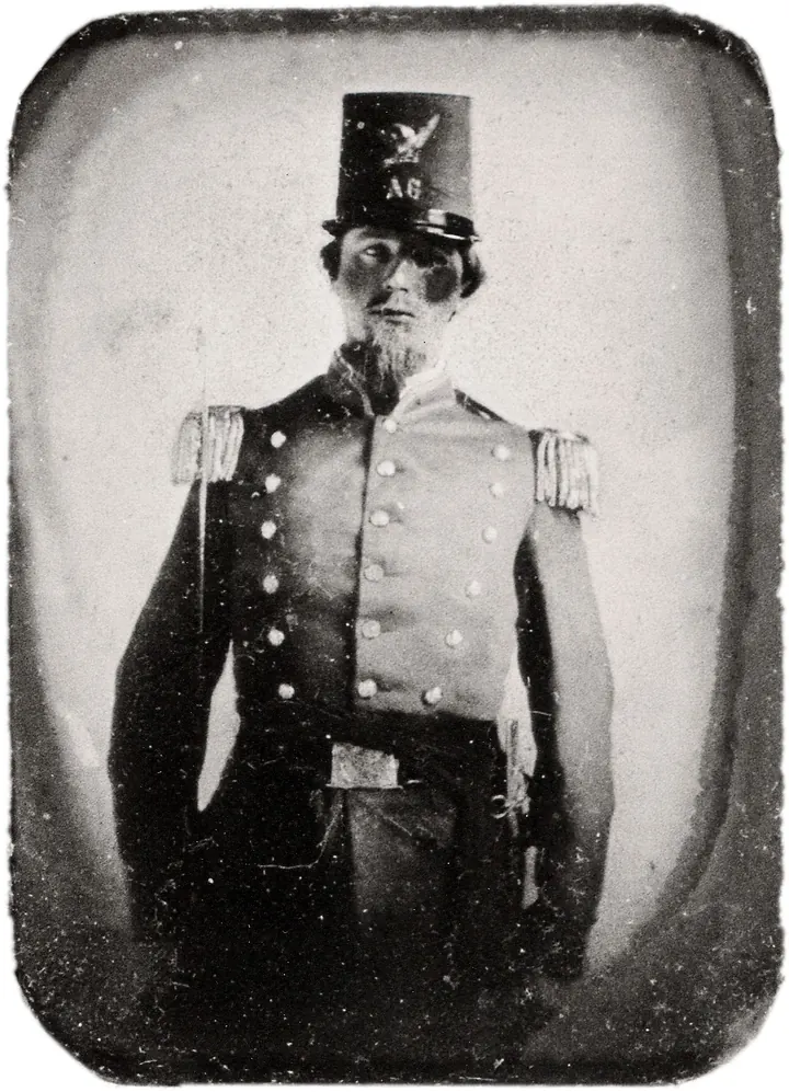 Retrato antiguo de un soldado, con manchas y polvo